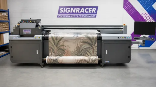 SIGNRACER 1800 RTR tlačí nástennú grafiku