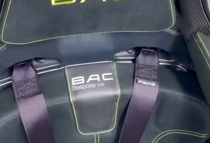 Detailný pohľad na branding BAC Bespoke na sedadle monopostu Mono medzi bezpečnostnými popruhmi