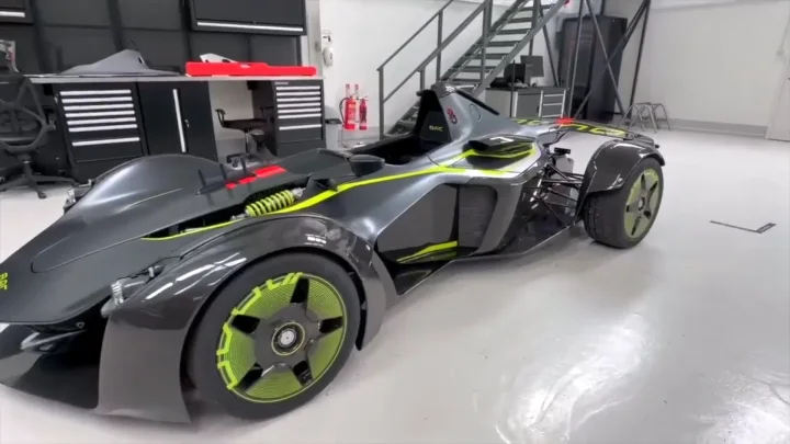 Monopost BAC Mono v sivej a fluorescenčne zelenej farbe v dielni